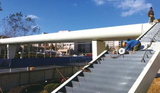天桥整体框架已经搭建完毕。记者 尹海涛 摄