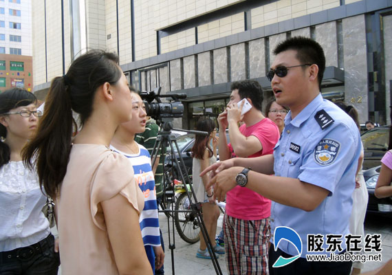 烟台市交警一大队民警联合山东师范大学美术学院7名大学生志愿者走向街头
