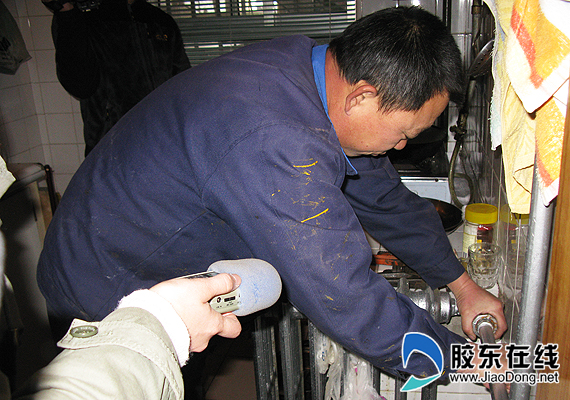 热力公司工作人员正在为用户解决困难