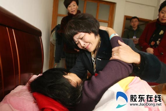 王成华紧紧地抱住了王永梅