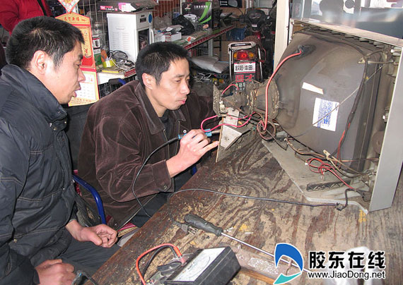遇到难题，兄弟俩共同研究解决