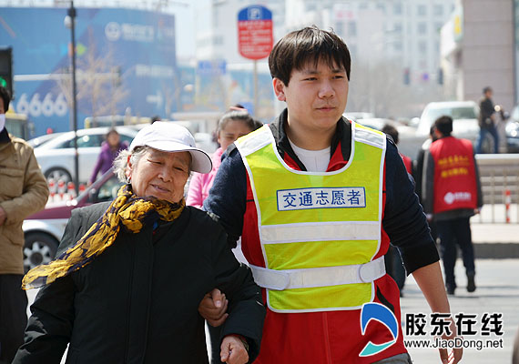 志愿者搀扶老人过马路（点击看高清图）